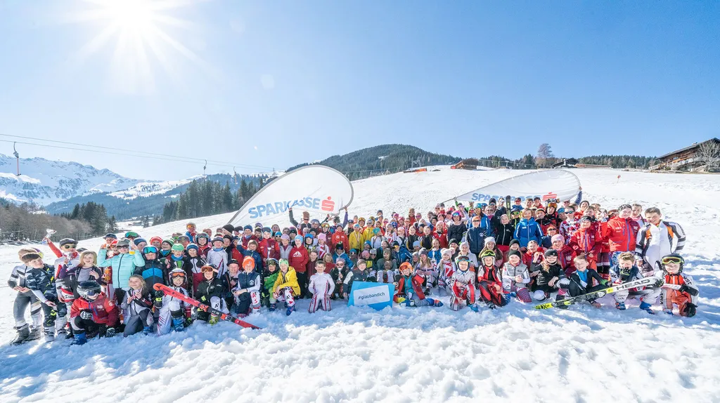 Gruppenfoto im Schnee bei Sonenschein