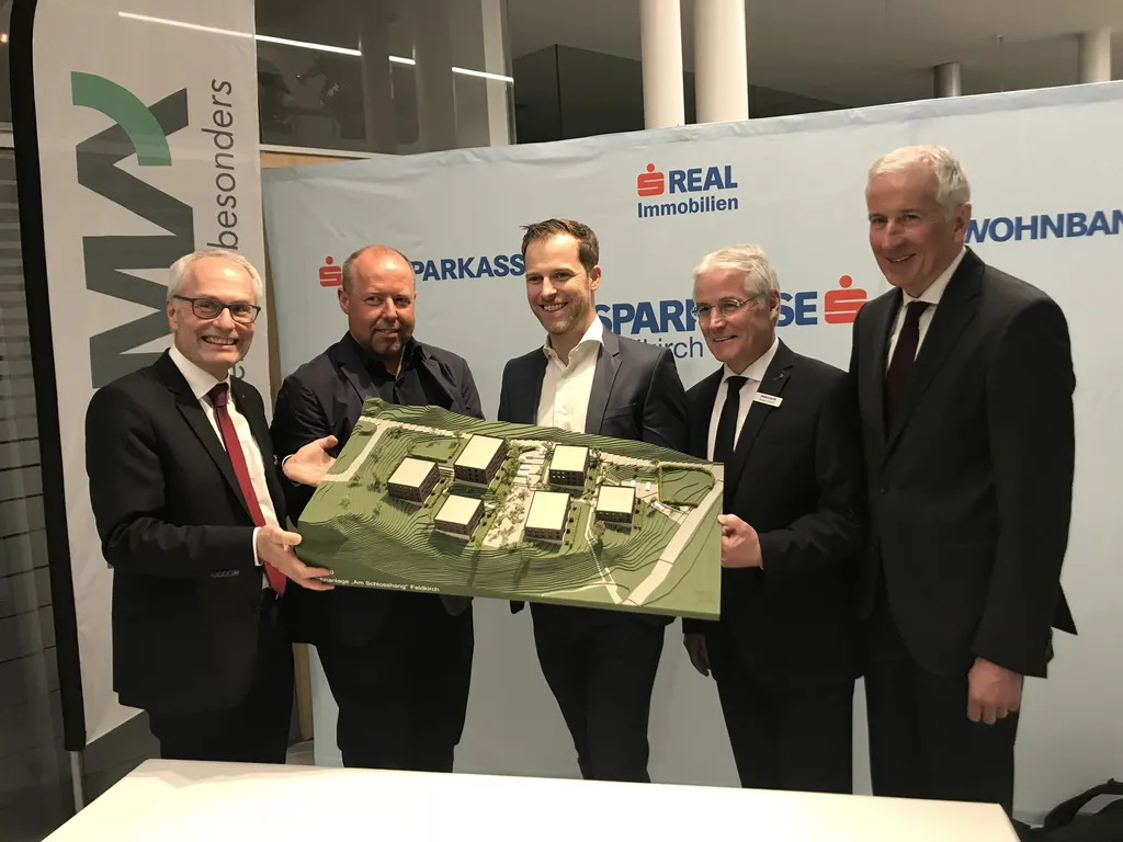 (Foto v. li.): Vorstandsdirektor Anton Steinberger (Sparkasse), Architekt Johannes Kaufmann, Projektleiter Claudio Kohler (ZIMA), Prokurist Herbert Caser (s Wohnbank) und Feldkirchs Bürgermeister Wilfried Berchtold mit dem Modell „Am Schlosshang“