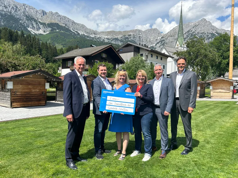 Vorstandsdirektor Klaus Felderer, Bürgermeister Christian Tschugg, Katharina Bichler, Obfrau Michaela Wimmer-Wicha (Pfarrgemeinderat), Filialleiter Jochen Naschberger und Vorstandsdirektor Otto Dialer