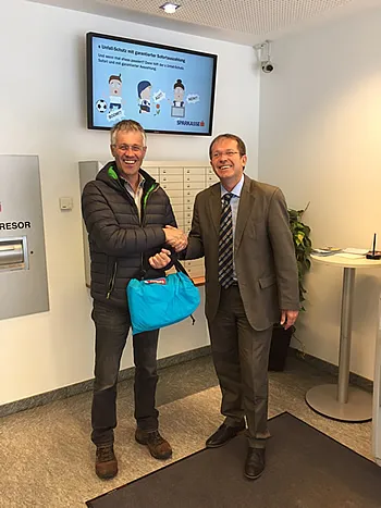 Als einer von drei Gewinnern durfte sich Franz Erler beim Gewinnspiel über einen original Lamzacs von Fatboy freuen. (im Bild mit Geschäftsstellenleiter Martin Tipotsch (links)