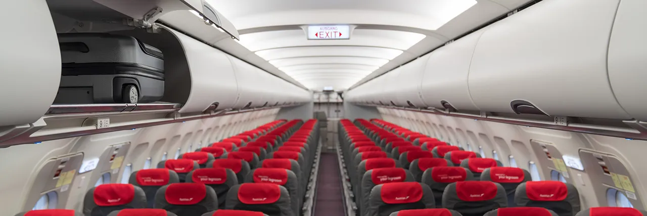 Innenansicht eines Flugzeugs mit Gepäcksstauraum