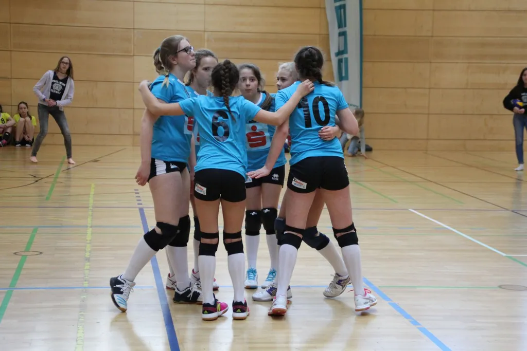 Mädchen stehen in einem Turnsaal im Kreis