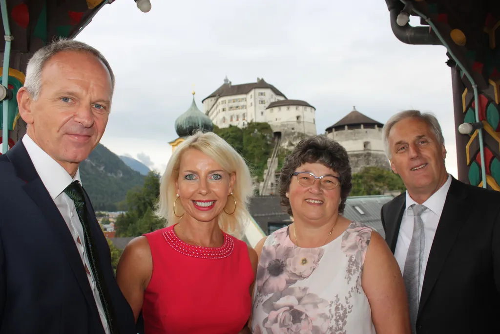 zwei Frauen und zwei Männer lachen in die Kamera