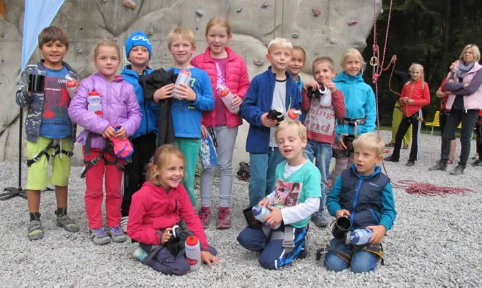Kinder mit Trinkflasche in der Hand schauen in die Kamera