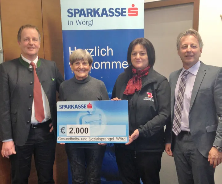 Spende an den Sozial- und Gesundheitssprengel Wörgl. V.l.n.r.: Sparkassen-Bereichsleiter Prok. Friedl Graus, Obfrau Maria Steiner und GF Michaela Fabiankovits (beide Gesundheits- und Sozialsprengel Wörgl) und Geschäftsstellenleiter Gottfried Guggenberger (Sparkasse). Foto: Sparkasse