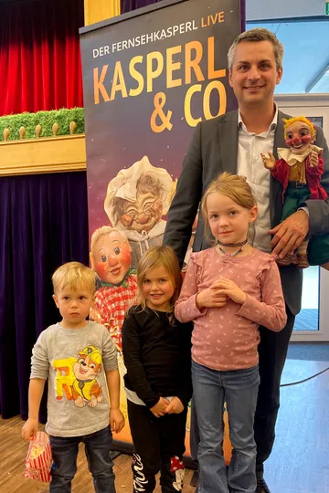 VDir. Martin Groiss (Sparkasse Herzogenburg-Neulengbach) freute sich gemeinsam mit dem Kasperl über die vielen Besucherinnen und Besucher.