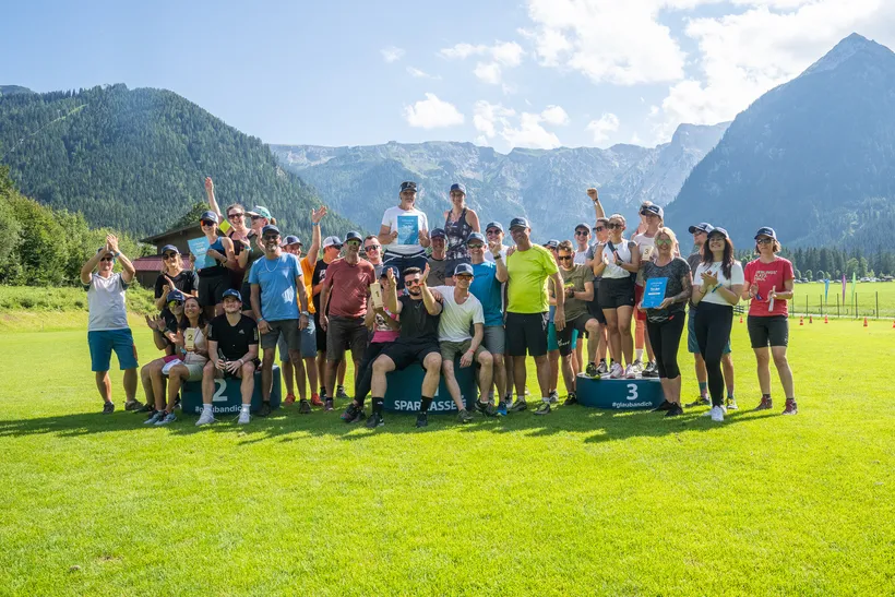 Gruppenfoto bei den Mitarbeiter:innen-Ehrungen der Sparkasse Kufstein