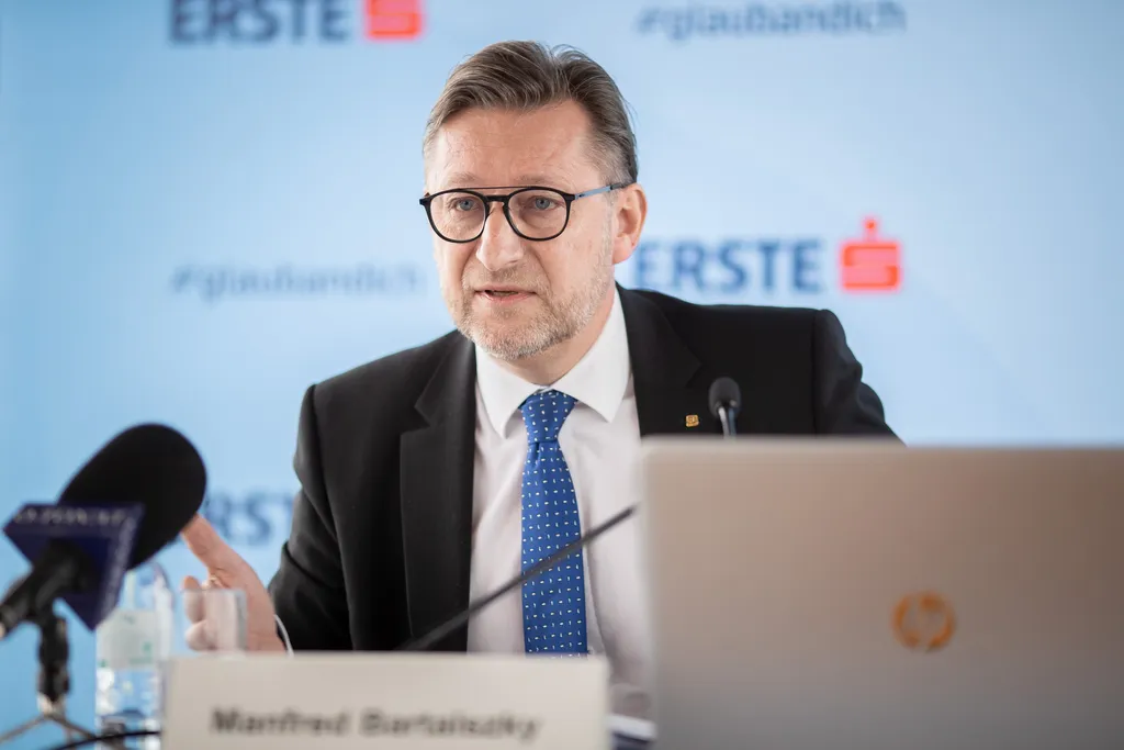 Manfred Bartalszky, Member of the Management Board of Wiener Städtische and responsible for bank sales for the s Versicherung trademark