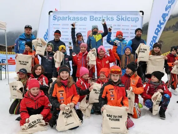 Kinder vom Sparkasse Bezirks Skicup zeigen ihre Medaillen und ihre "Bag to the Future"