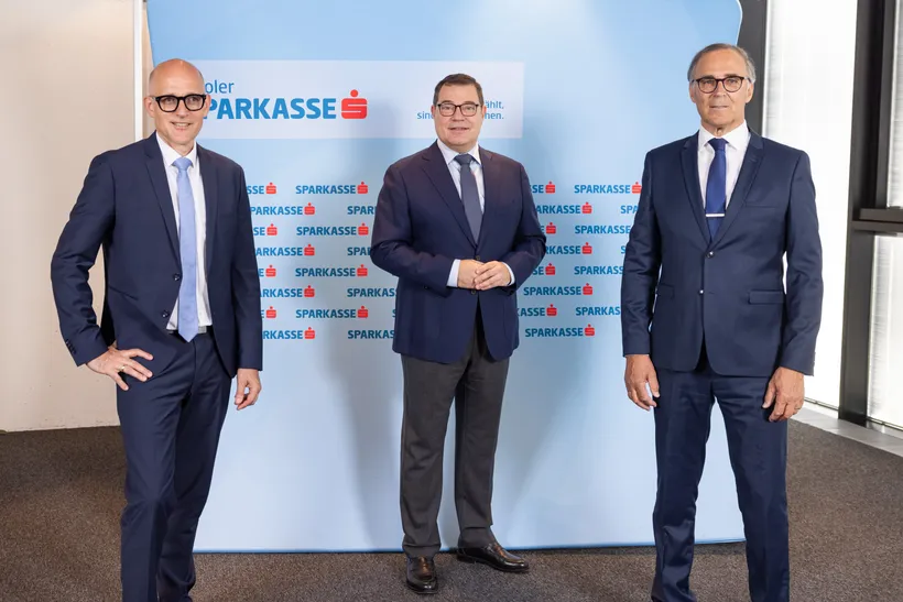 Foto v.l.n.r.: Andreas Kaim Vorstand s Bausparkasse, Hans Unterdorfer Vorstandsvorsitzender Tiroler Sparkasse, Walter Hörtnagl Obmann Sparkassen Landesverband Tirol und Vorarlberg