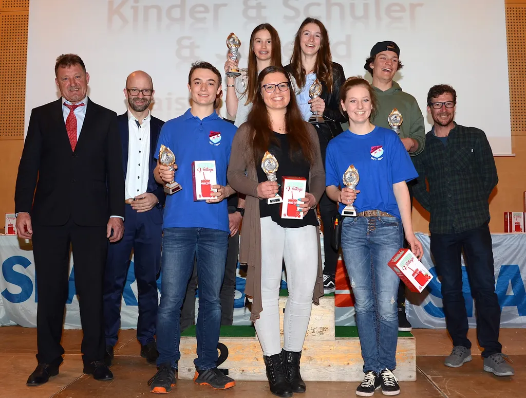 S Cup Schüler Jugend: Die Sieger der Schüler- und Jugendklassen mit Bezirksreferent Josef Juffinger und Sparkassen-Vertreter Prok. Mag. (FH) Hannes Widmann MSc.