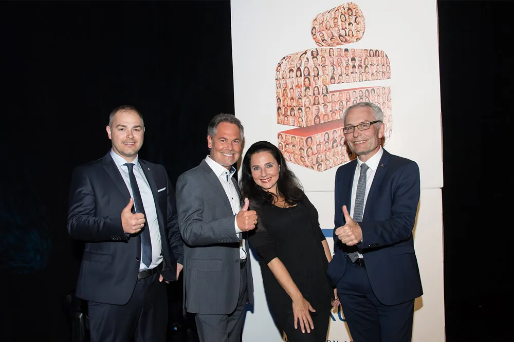 Haben zum Kabarettabend ins Montforthaus eingeladen (v. li.): Sparkasse Feldkirch-Vorstandsdirektor Daniel Mierer, Landesdirektor Ingo Hämmerle (Sparkassen Versicherung), Kabarettistin Nadja Maleh und Vorstandsdirektor Anton Steinberger (Sparkasse Feldkirch)