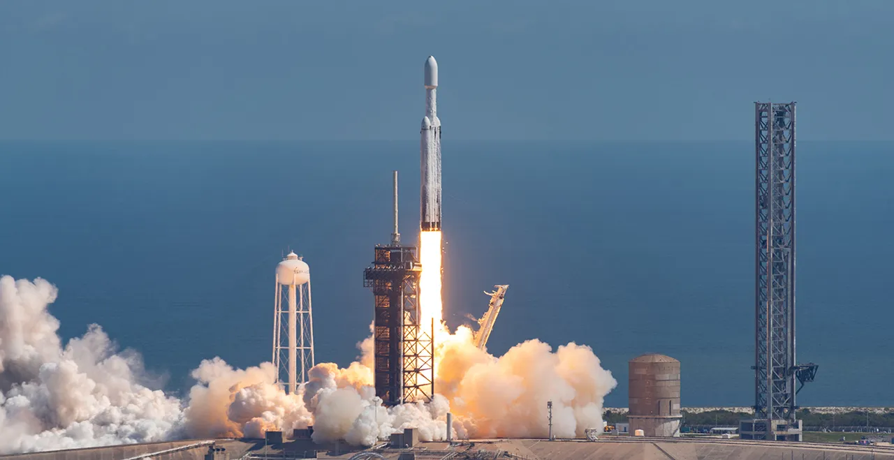 Die Falcon Heavy von SpaceX ist vom Dach des Vehicle Assembly Building der NASA aus zu sehen, wie sie das Raumschiff „Europa Clipper“ ins All befördert