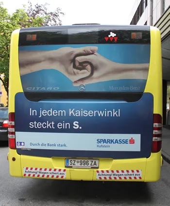 Bus mit Sparkasse Kufstein Werbung "In jedem Kaiserwinkl steckt ein S."