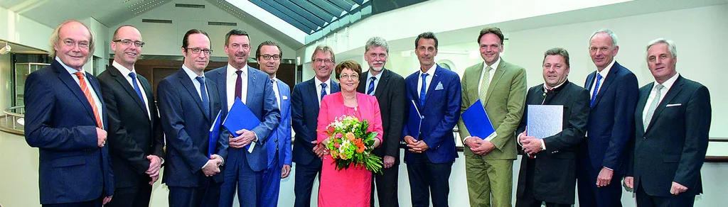 Sparkasse Kufstein – festlicher Ehrenabend für drei 25-Jahr- und drei 40-Jahr-Dienstjubiläen (von links): Präsident Siegfried Günther, BRO Thomas Salzburger, Andreas Turri, DionR Hannes Kogler, MMag. Peter Wachter (WKO), MMag. Georg Ritzer (AK), Brigitte Höck, Dr. Peter Pretzsch (WKO), Klaus Ossanna-Zala, Prok. Otto Dialer, Herbert Ralser und die Vorstandsdirektoren Klaus Felderer und Mag. Reinhard Waltl.<br> Foto: Greiderer