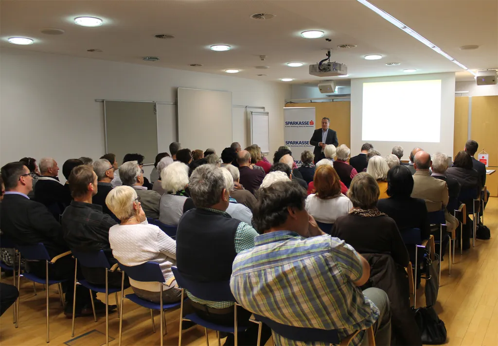 Ausverkaufter Sparkassensaal beim Infoabend über Demenz und Vorsorge.