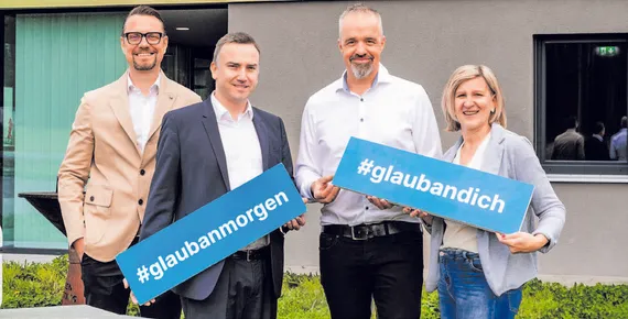 Gruppenfoto mit 4 Personen