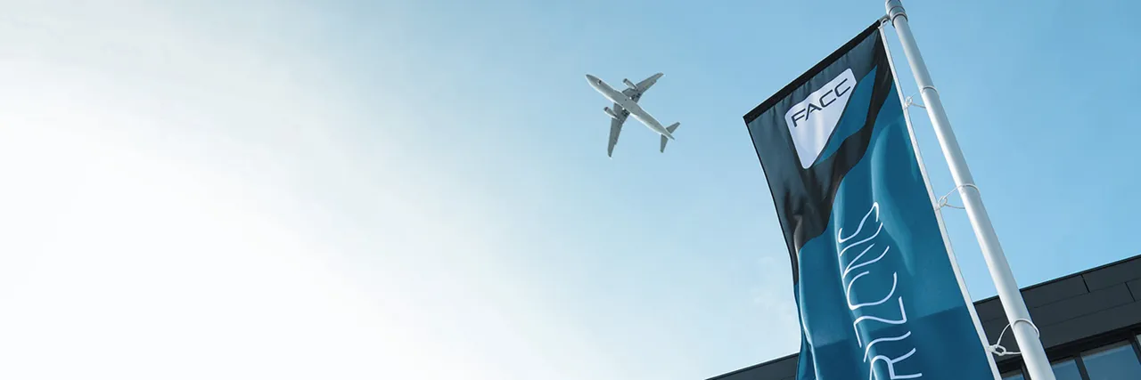 FACC - Außenansicht des Unternehmens im Innviertel mit Flugzeug