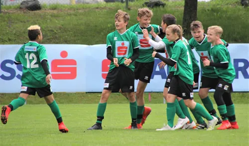 jugendliche beim Fußball spielen 