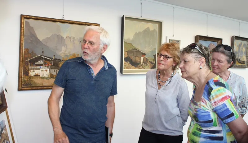 BU: Sichtlich begeistert: Dr. Gerhard Lehmann, Ausstellungskurator, informierte über das Lebens-werk des Josef Meng.	<br>Foto: Sparkasse