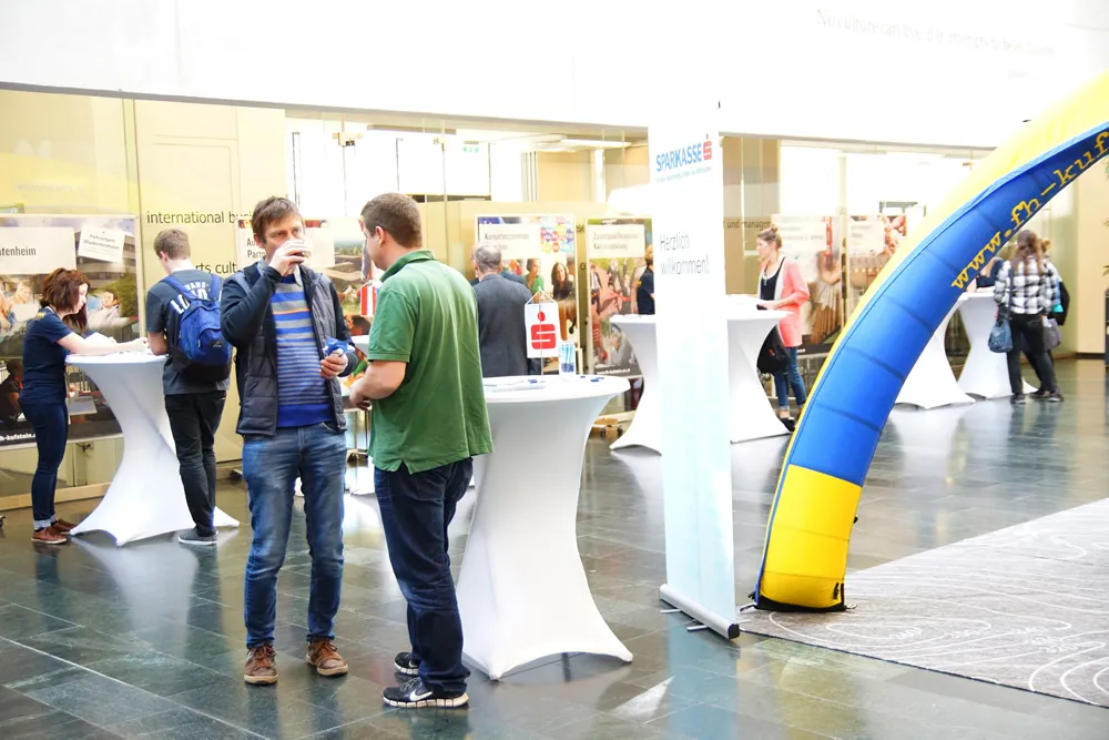 Die FH Kufstein Tirol bietet über das Jahr verteilt vier Open House-Termine an, um die zahlreichen Interessenten über das aktuelle Studien- und Lehrgangsprogramm zu informieren. Foto FH Kufstein Tirol