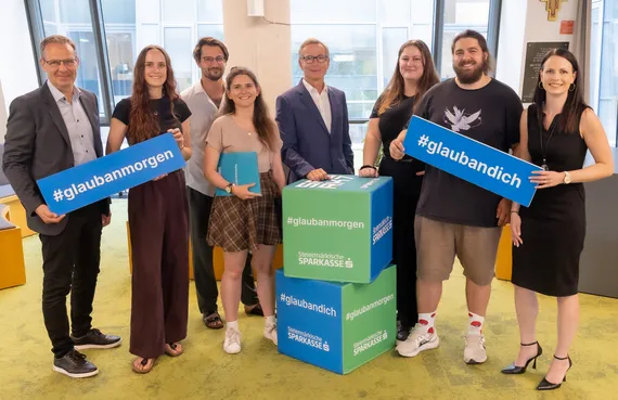 Gruppenfoto mit 8 Personen