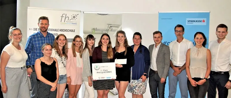 Personen lachen in die Kamera