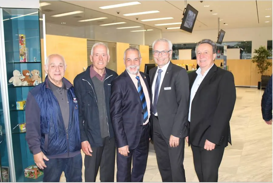 (Foto v. li.): Alt-Obmann Roland Zanettin, Gründungsmitglied Egon Ess und Obmann Willibald Schmidt (Fotoclub Kontakt Feldkirch) mit Vorstandsdirektor Anton Steinberger (Sparkasse Feldkirch) und Stadtrat Guntram Rederer