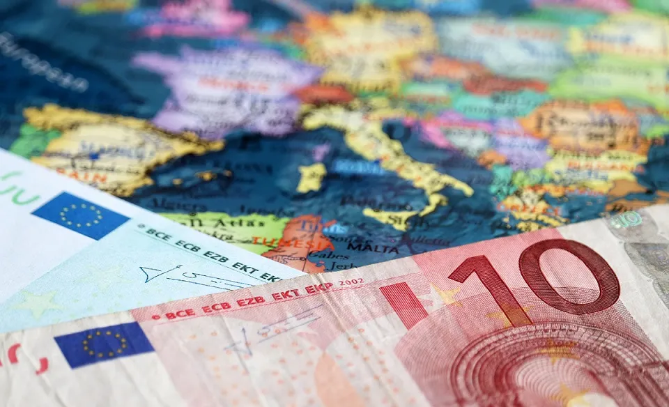 bankovky na mapě světa