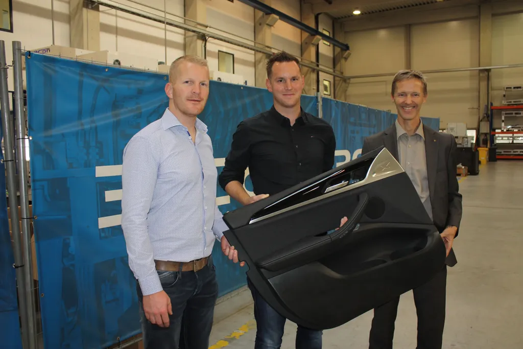 drei Männer halten eine Autotür von innen in der Hand