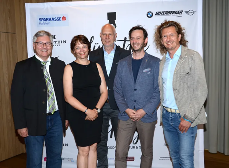 Zukunftsforscher Matthias Horx machte den Anfang bei den glück.tagen v.l.n.r. Prok. Mag. Alois Loder (Sparkasse Kufstein),Sabine Mair (Stellvertretende Direktorin Kufsteiner Land), Gastreferent Matthias Horx, Mag. Stefan Pühringer (Geschäftsführer Kufsteiner Land), Thomas Wenninger (Organisator glück.tage). Foto: hn media
