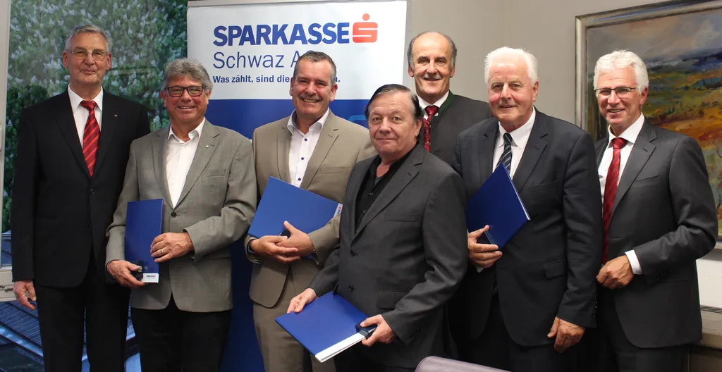 Präsident des Sparkassenvereins HR Mag. Siegfried Kirchner (1. links), Vorstandsvorsitzender Mag. Harald Wanke (1. rechts) und Vorstandsvorsitzender-Stellvertreter Peter Erler (3. rechts) überreichten für langjährige Mitgliedschaft im Sparkassenverein Klaus Neussl, DI Christian Kotai, Mag. Ernst Knapp und Franz Wurm (von links) die Sparkassen-Ehrennadel in Silber.