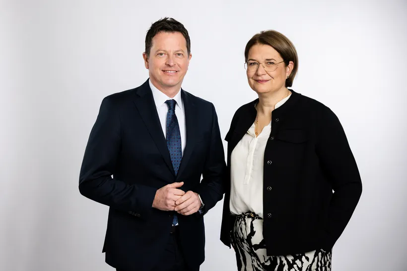 Patrick Götz und Karin Svoboda, Vorstandsduo der Tiroler Sparkasse präsentieren die Sparstudie 2023.