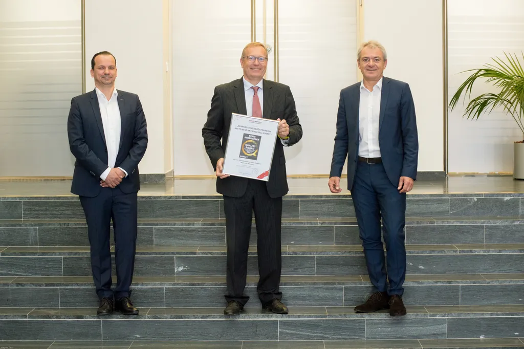Prof. Dr. Werner Beutelmeyer vom Marketinstitut (Mitte) überreichte die Auszeichnung „Quality Award – Beste Arbeitgeber Work-Life-Balance TOP 5 Niederösterreich 2021“ an die beiden Vorstände Mag. Peter Hronek, MBA und Mag. Helge Haslinger, MBA, MA.