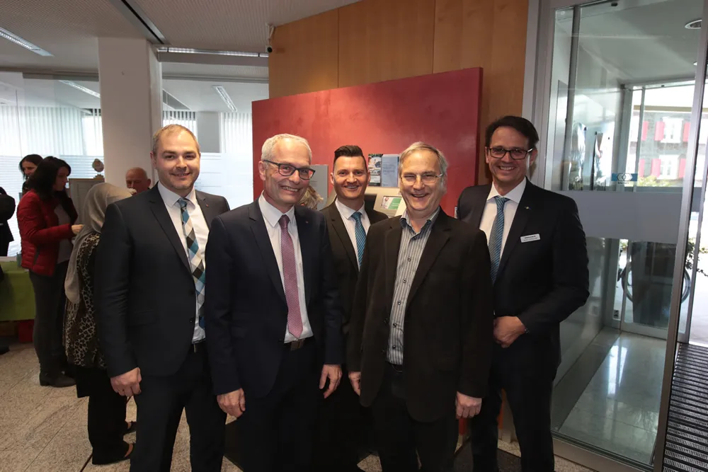 (Foto v. li.): Sparkasse Feldkirch-Vorstandsdirektoren Daniel Mierer und Anton Steinberger, Anton Schimmler, Bürgermeister Eugen Gabriel und Günter Gorschek, neuer Sparkassenleiter in Frastanz.