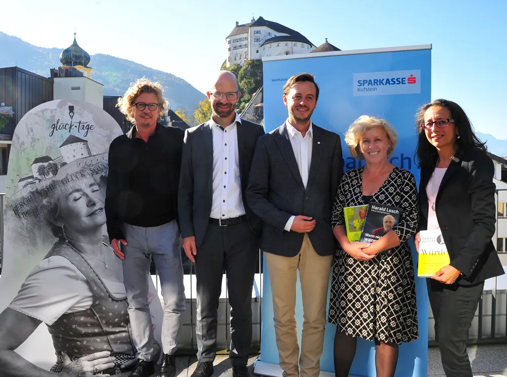 fünf Personen vor Sparkasse Aufsteller