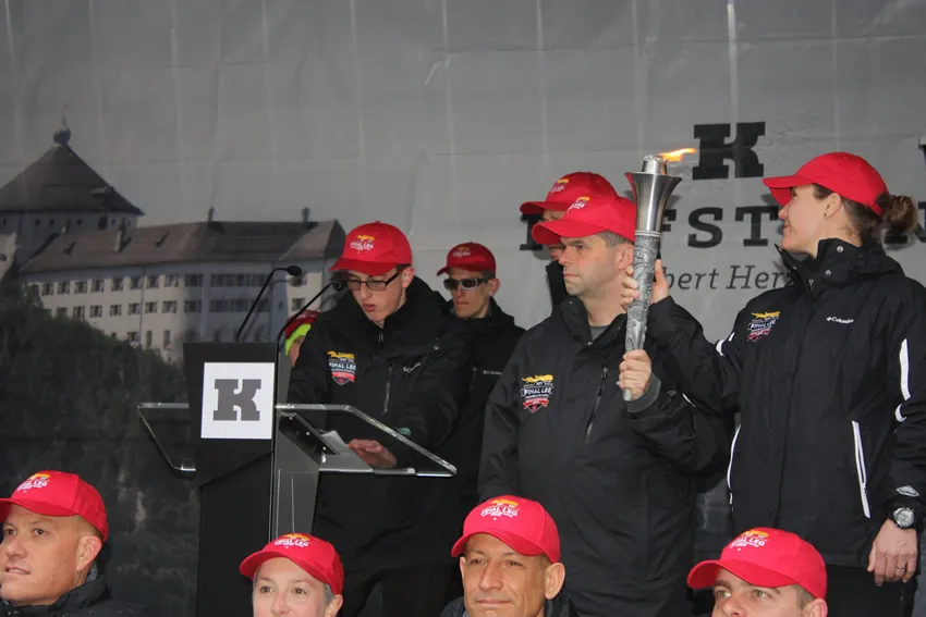 Fackel-Läufer Albert Masser überbrachte Kufstein die Grüße der Special Olympics.