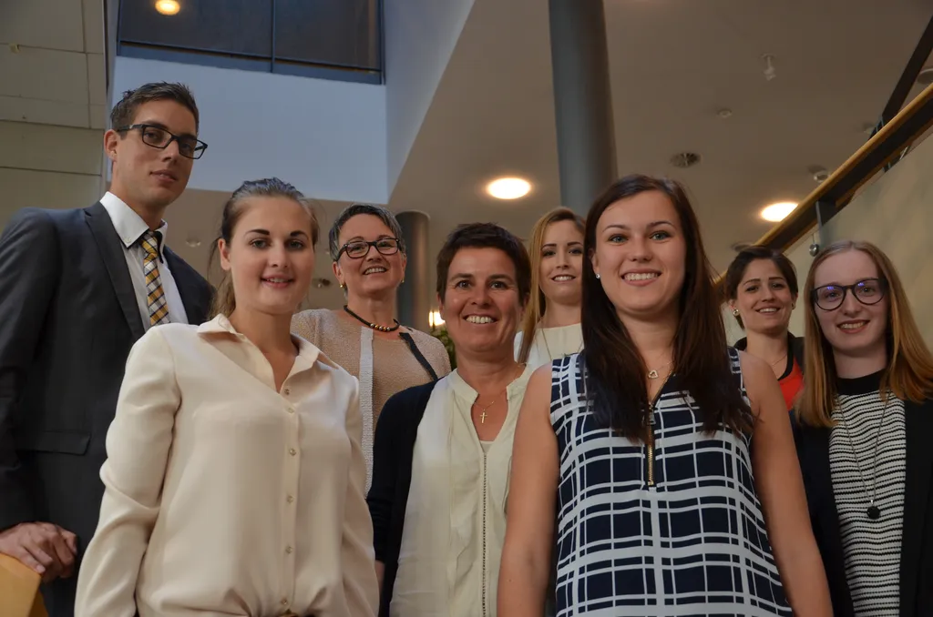 Die zukünftigen Kundenbetreuerinnen der Sparkasse Feldkirch mit ihren Trainerinnen und Trainern 