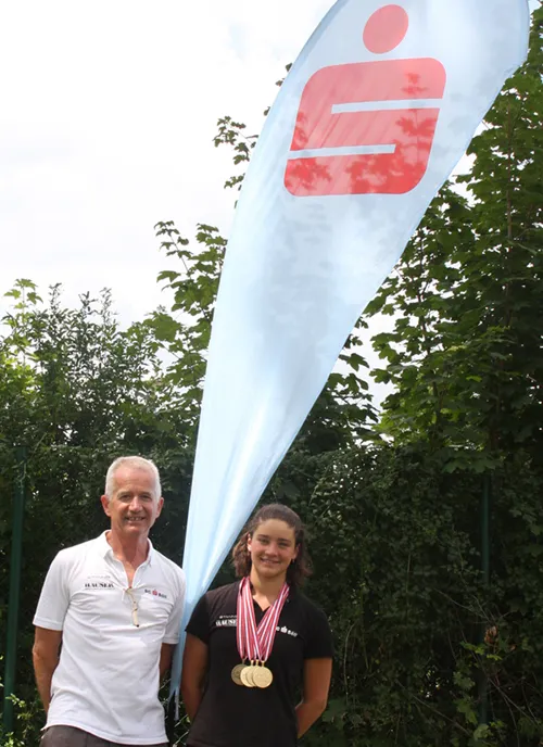 Carina Bihlmayer, dreifache Goldmedaillengewinnerin bei den Österreichischen Meisterschaften für Nach-wuchsklassen in Kapfenberg, mit ihrem Trainer Klaus Leitner. 	<br>		Foto: SC Sparkasse Söll