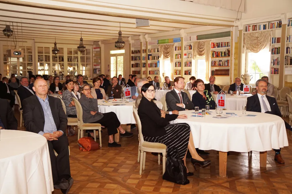 Rund 80 Teilnehmer folgten der Einladung der Sparkasse Neunkirchen und besuchten den 8. Business Talk im Literatursalon des Schloss Wartholz in Reichenau.