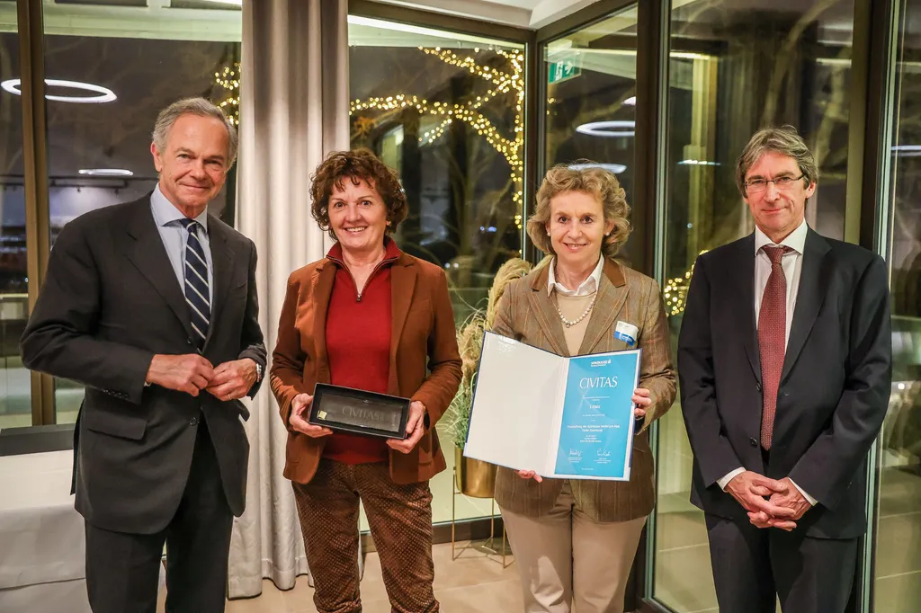 Vertreterinnen der Privatstiftung der Sparkasse Innsbruck-Hall, Tiroler Sparkasse nehmen den Award entgegen (v.l.n.r.): Andreas Treichl (Vorsitzender des Kuratoriums für zivilgesellschaftliches Engagement), Ida Wander (AR-Vors.) Eva Posch (AR-Vors.-Stv.), Franz Portisch (Generalsekretär Österreichischer Sparkassenverband)