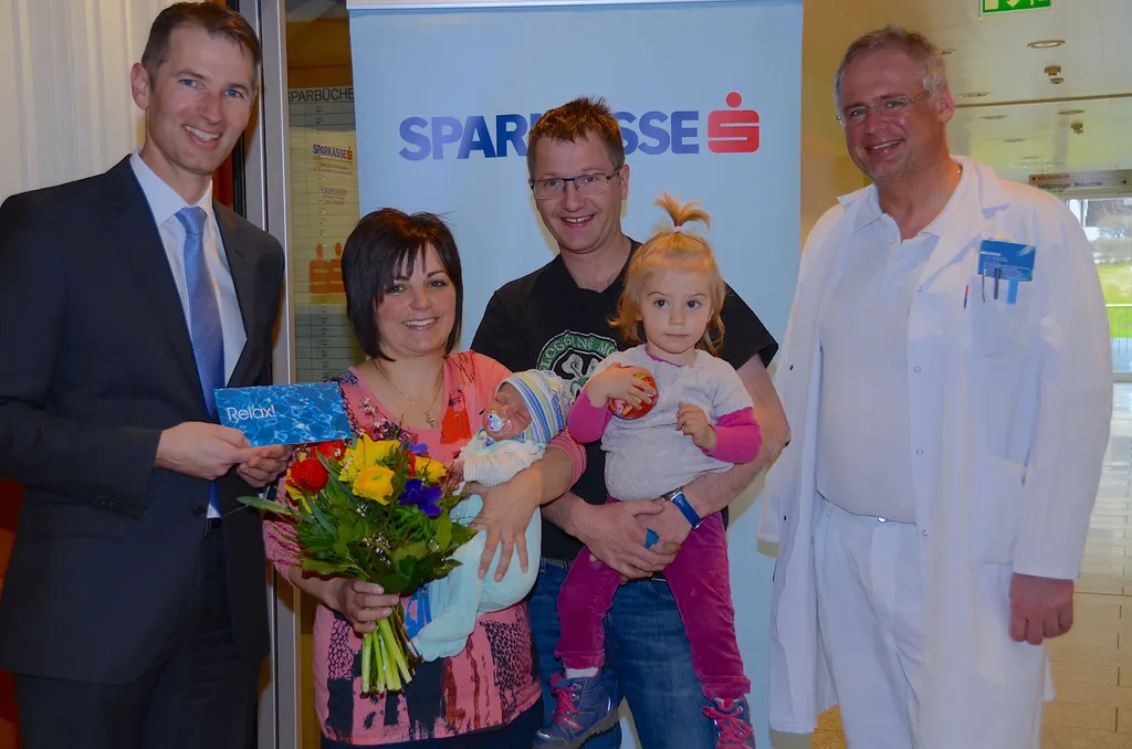 Strahlende Gesichter bei der Übergabe des Wellness-Gutscheins. V.l.n.r.: Geschäftsstellenleiter Armin Pfluger, Anita und Josef Hohlrieder mit Josef Junior, Tochter Eva und Primar Dr. Rainer Heider. Foto Nageler
