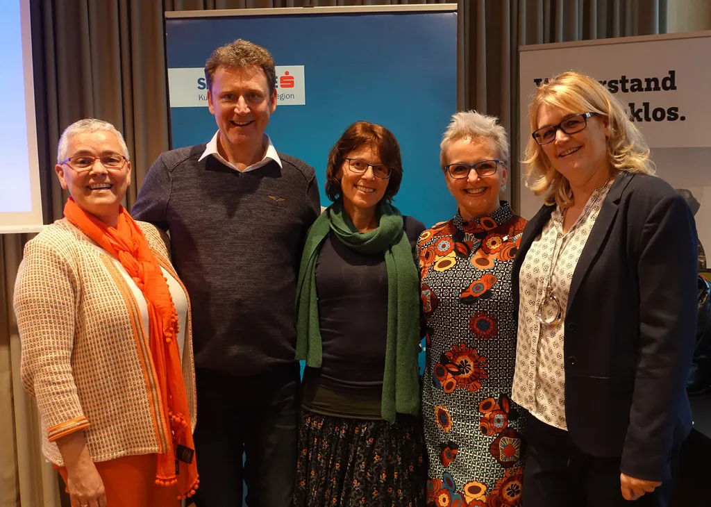ZOI-Fachtag: von links nach rechts: Notburga Egerbacher-Anker, Thomas Harms, Ursula Henzinger, Vizebür-germeisterin Brigitta Klein und Landtagsabgeordnete Andrea Krumschnabel Foto: Verein ZOI