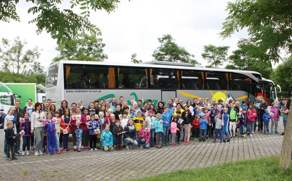 viele Kinder vor Bus