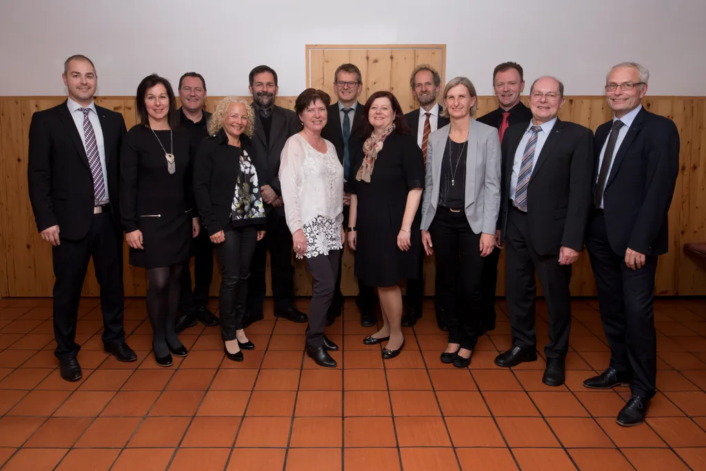 Foto (v.li.): Vorstandsdirektor Daniel Mierer, Sonja Gimplinger, Peter Stoß, Ellen Amann, Karlheinz Kindler, Christa Jenni, Harald Kathan, Eveline Friedrichs, Gernot Gmeiner, Monika Lampert, Kurt Friedrichs, Peter Hofer und Vorstandsdirektor Anton Steinberger 