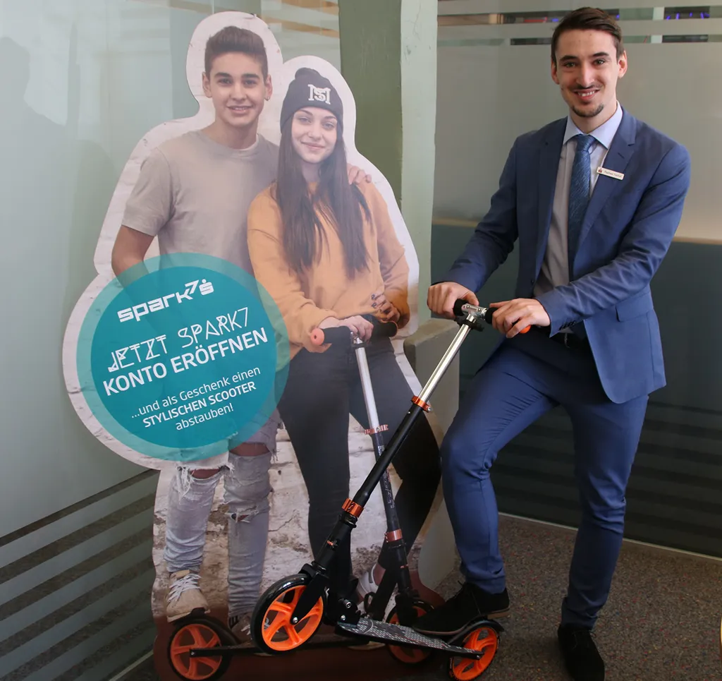 Raphael Tscholl von der Sparkasse Bürs findet das Taschengeldkonto eines der effektivsten Mittel zur Gelderziehung. <br>  Fotocredit Sparkasse Bludenz, Abdruck honorarfrei