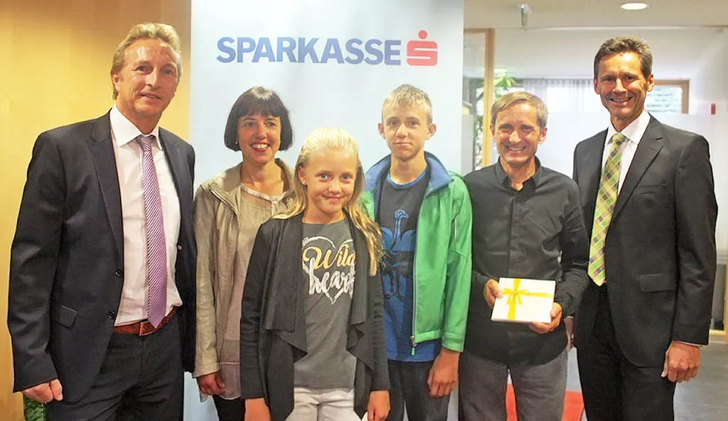 Gewinnübergabe in der Sparkasse Ebbs: v.l.n.r. Regionsleiter Richard Schaufler (s Versicherung), Renate Hechenberger, Valentina und Lukas Hechenberger, der strahlende Gewinner Josef Hechenberger sowie Geschäftsstellenleiter Johann Wegmair.