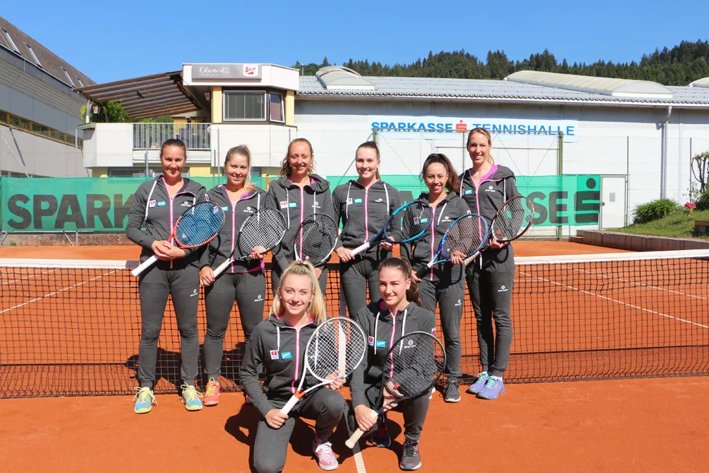 Tennismädchen mit Ausrüstung am Tennisplatz 