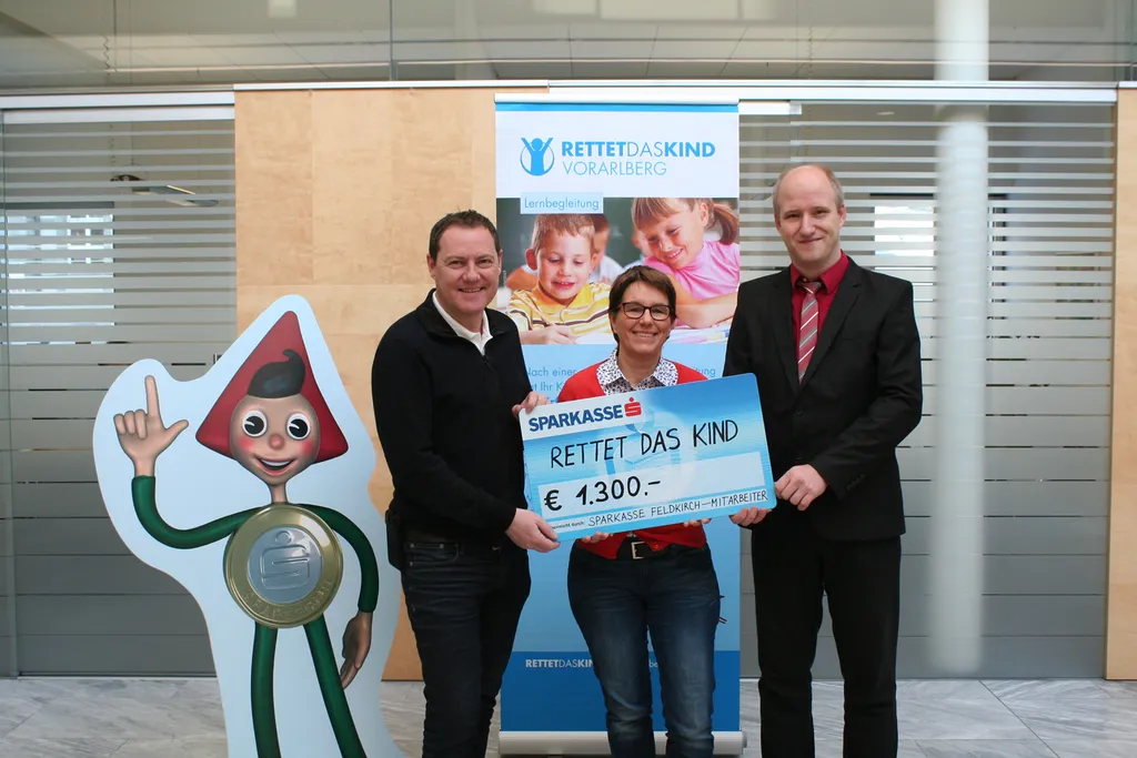 Betriebsratsobmann Peter Stoß mit Geschäftsführerin Petra Grabher-Huber („Rettet das Kind“) und Betriebsrat Christoph Nachbaur