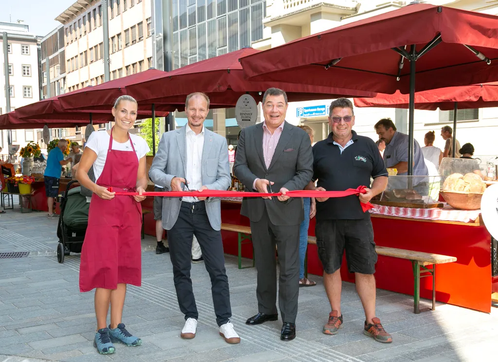 Von links: Anna vom Ochsnerhof, Vizebürgermeister Johannes Anzengruber, Vorstandsvorsitzender Tiroler Sparkasse Dr. Hans Unterdorfer, Christian Ölhafen vom Ochsnerhof (Gemüsebauer aus Arzl bei Innsbruck)